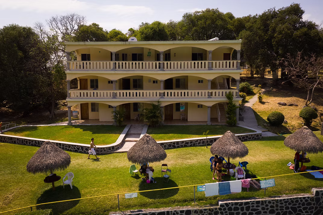 Edificio de Villas Paraíso con terrazas frente al jardín